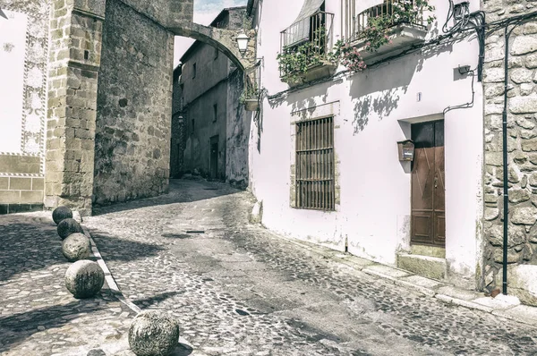 Maisons en pierre et blanchies à la chaux de la rue Trujillo — Photo