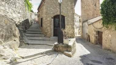 Turistler tarafından köpek yürüyüş ile şehir merkezine Trujillo sokaklarında dar