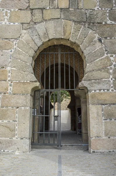 Arco ferradura entrada principal para o Castelo de Trujillo — Fotografia de Stock