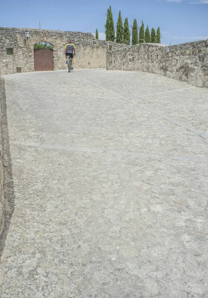 Vélo escalade le château médiéval de Trujillo, Espagne — Photo