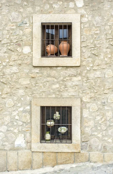Traditional ceramic pottery displayed on windows, Trujillo, Spai — Stock Photo, Image