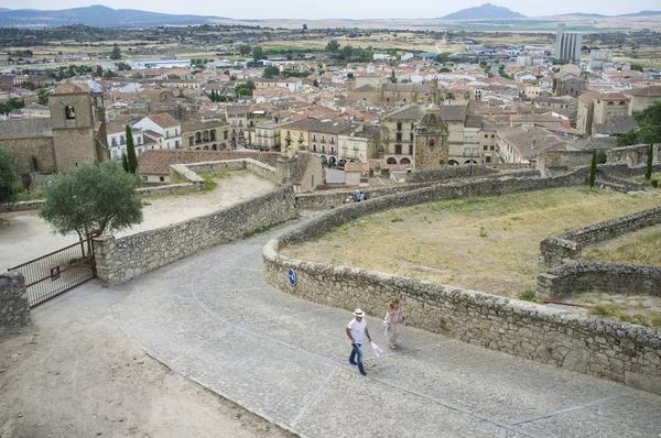 Tourists ascending from downtown to Castle of medieval Trujillo — Stock Photo, Image