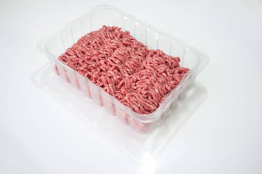 Beyaz bir arka plan üzerinde taze kıyılmış et ile paket