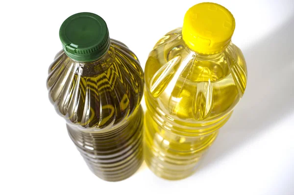 Oliwka w porównaniu do oleju słonecznikowego w butelkach Pet. górnym obszarze — Zdjęcie stockowe