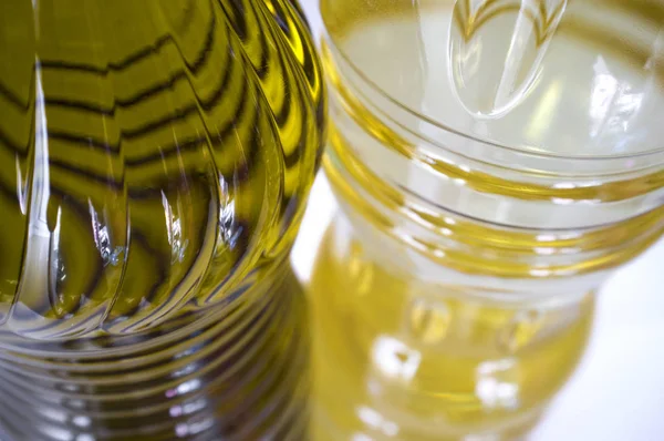 Aceite de oliva versus aceite de girasol embotellado. Primer plano. — Foto de Stock