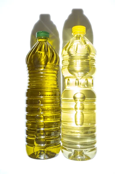 Aceite de oliva versus aceite de girasol embotellado en PET — Foto de Stock