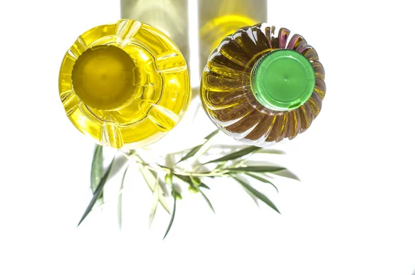 Aceite de oliva versus aceite de girasol embotellado. Vista superior con aceitunas jóvenes —  Fotos de Stock