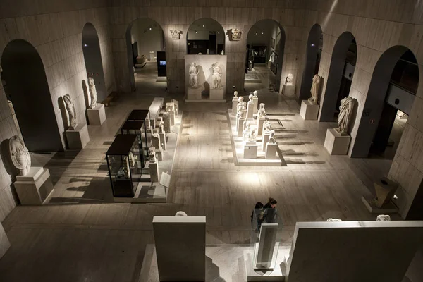 Návštěvníci na Národní archeologické muzeum v Madridu — Stock fotografie