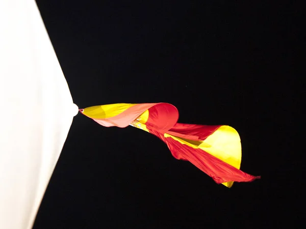 Bandeira espanhola na praça Colon de Madrid à noite, Espanha — Fotografia de Stock