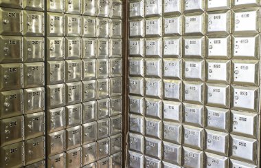 Metal postane kutuları satırlarının köşe dolu