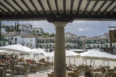 Sundurma küçük kasaba Chinchon, İspanya, ana kareden görünümünü