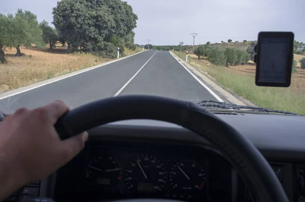 Dirigir calmamente pela estrada local com GPS — Fotografia de Stock