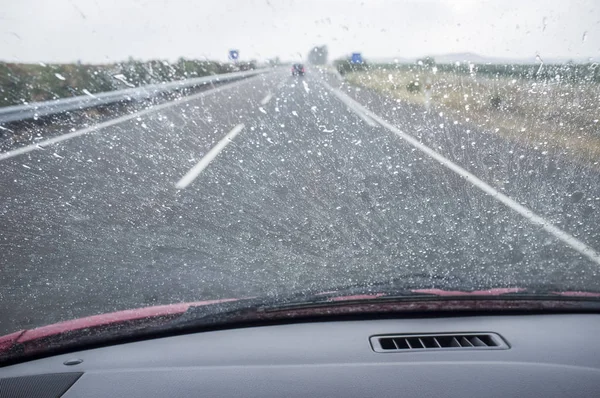 Conduire sous la pluie avec une mauvaise visibilité — Photo