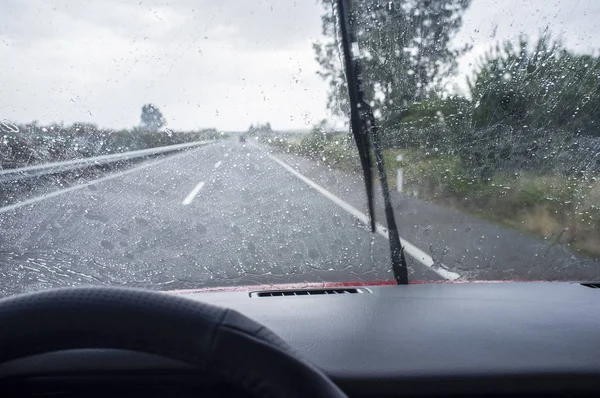 Jazda na autostradzie w deszczu — Zdjęcie stockowe