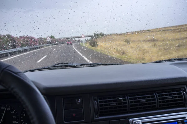 Guidare su un'autostrada sotto la pioggia — Foto Stock
