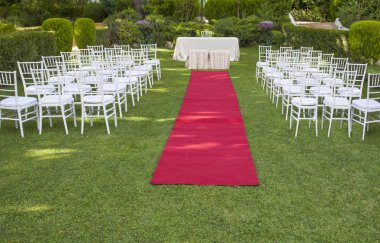 kırmızı halı ve bir açık hava düğün için sandalye