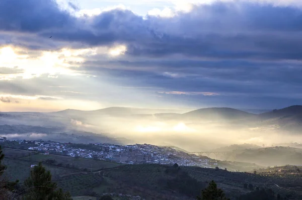 Guadalupe città all'alba, Spagna — Foto Stock