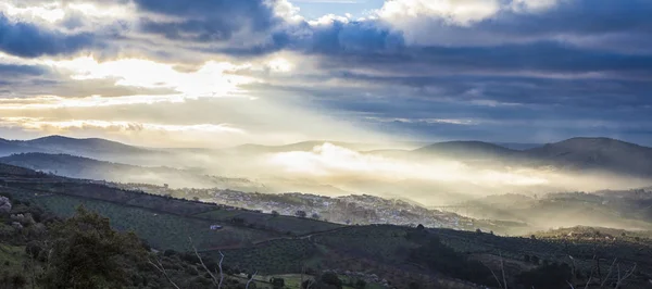 Guadalupe città all'alba, Spagna. Panoramica — Foto Stock