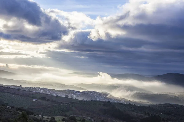 Guadalupe città all'alba, Spagna — Foto Stock