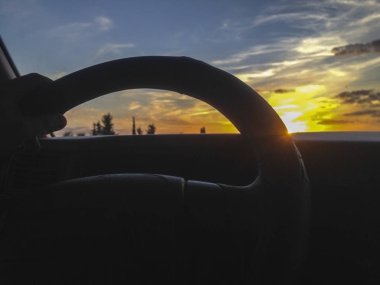 Günbatımında bir otoyolda sürüş