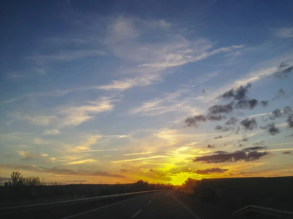 Guidare su un'autostrada al tramonto — Foto Stock