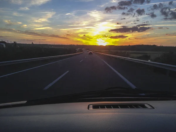 Rijden op een snelweg bij zonsondergang — Stockfoto