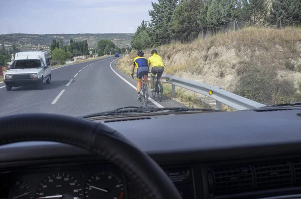 Conduire lentement derrière les cyclistes sur la route locale — Photo