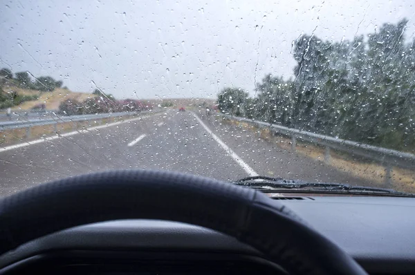 Jazda na autostradzie w deszczu — Zdjęcie stockowe