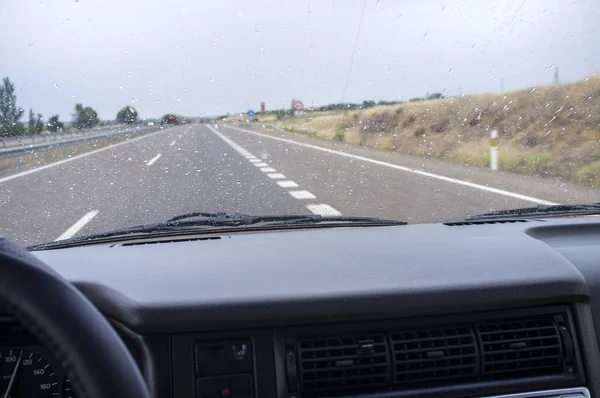 Jazda na autostradzie w deszczu — Zdjęcie stockowe