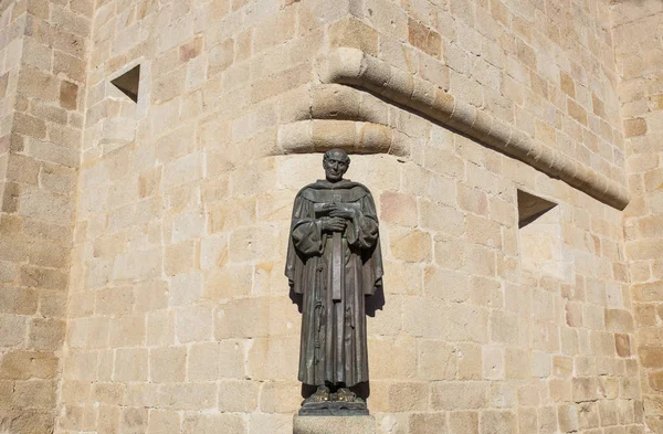 San pedro de alcantara statue in caceres st. marys kathedrale — Stockfoto