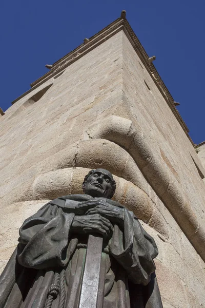 รูปปั้นซานเปโดร เดอ อัลคาซันดา ที่โบสถ์ Caceres St. Marys — ภาพถ่ายสต็อก