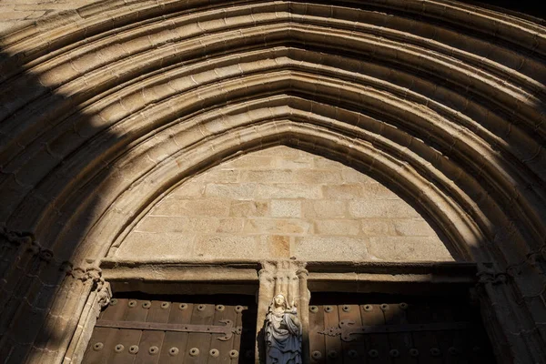 Cáceres Puerta lateral de la catedral de Santa María —  Fotos de Stock