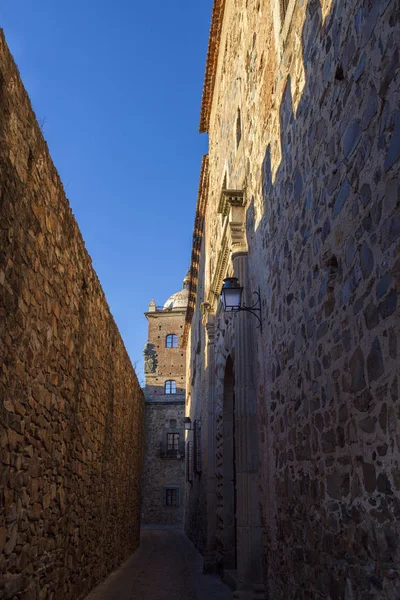 Узкая улица в монументальном комплексе Касерес — стоковое фото