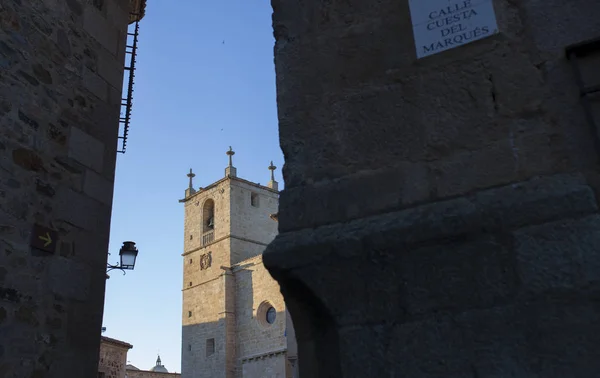 Caceres st. marys kathedrale von der cuesta del marques straße — Stockfoto