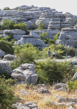 Torcal Tabiat Parkı tarafından yürüyüş ziyaretçi iz, Malaga, İspanya