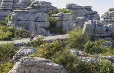 Torcal Tabiat Parkı izi için tarafından yürüyen yaşlı kadın devre dışı