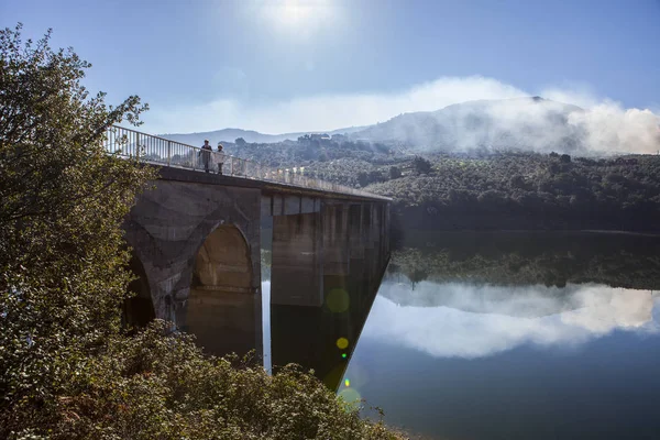 Pont La Pesga au-dessus des eaux du réservoir Gabriel y Galan, Espagne — Photo