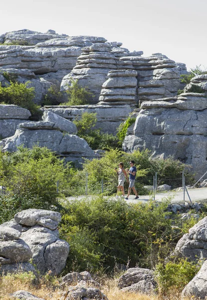 Torcal Tabiat Parkı tarafından yürüyüş ziyaretçi iz, Malaga, İspanya
