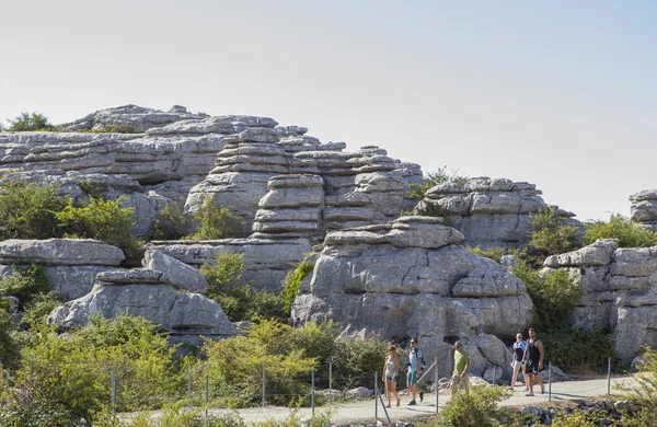 Torcal Tabiat Parkı tarafından yürüyüş ziyaretçi iz, Malaga, İspanya