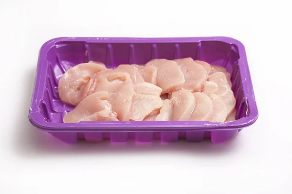 Filetti di coscia di tacchino freschi su un vassoio di carne di plastica viola — Foto Stock