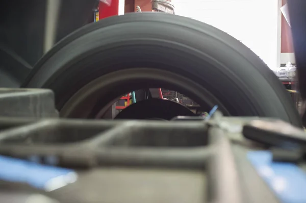 Neumático girando a la rueda de equilibrado mecánico —  Fotos de Stock