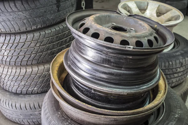 Rodas e pneus na garagem esperando reparado — Fotografia de Stock