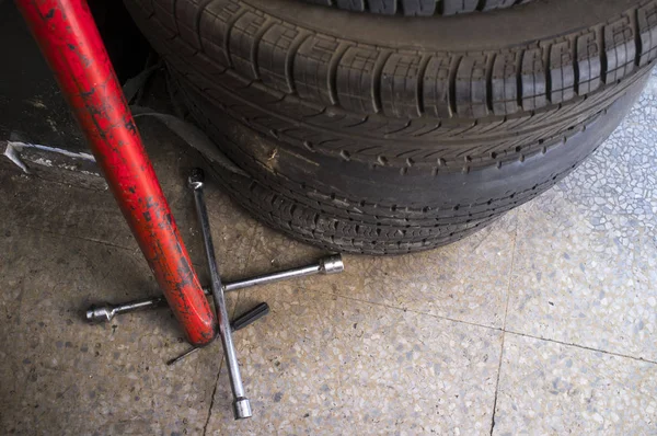 Neumáticos usados con llave de rueda cruzada fija —  Fotos de Stock