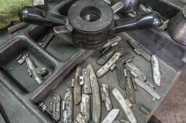 Pesas y herramientas pequeñas de plomo para equilibrar ruedas — Foto de Stock