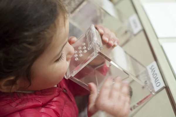 Девушка нюхает восточные ароматы в музее — стоковое фото