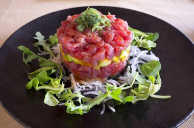 Ton balıklı tartar çanak