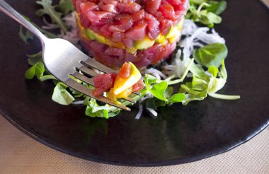 Ton balıklı tartar çanak çatal ile