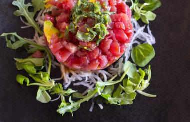 Ton balıklı tartar çanak