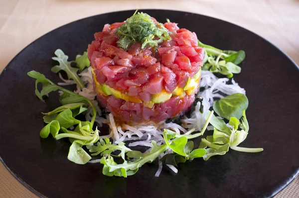 Ton balıklı tartar çanak