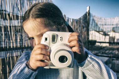 Anlık resim fotoğraf makinesi ile sevimli küçük kız